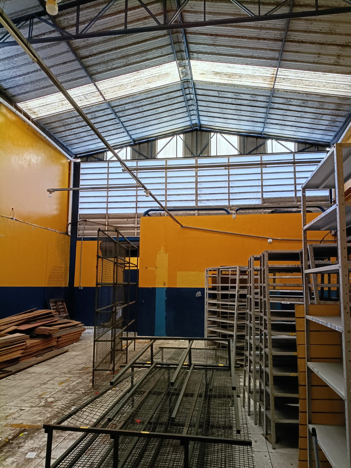 Sala comercial com 3 banheiros e estacionamento na Chácara Galega