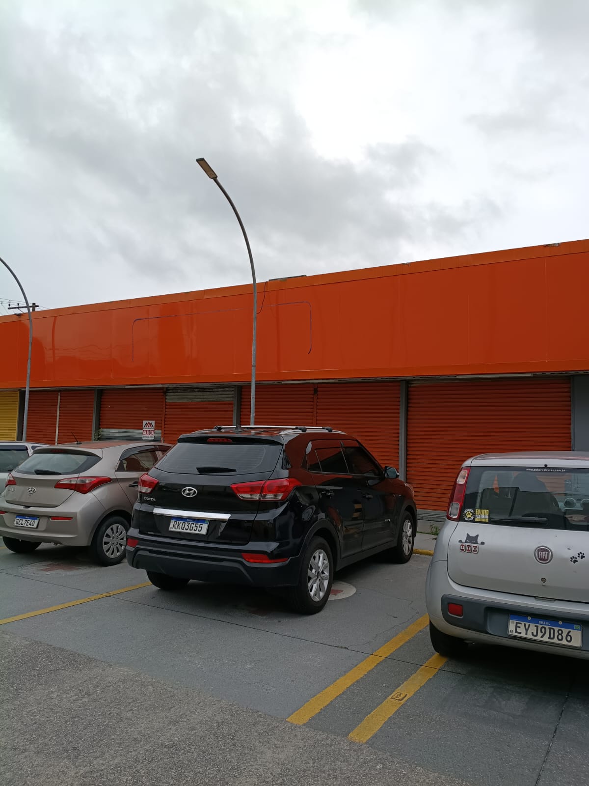 Sala comercial com 2 banheiros e estacionamento na Chácara Galega